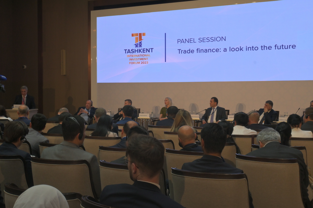 Attendees discuss investment agendas at the Tashkent Investment Forum held at Tashkent City Congress Hall in Tashkent on Thursday. (Sanjay Kumar/The Korea Herald)