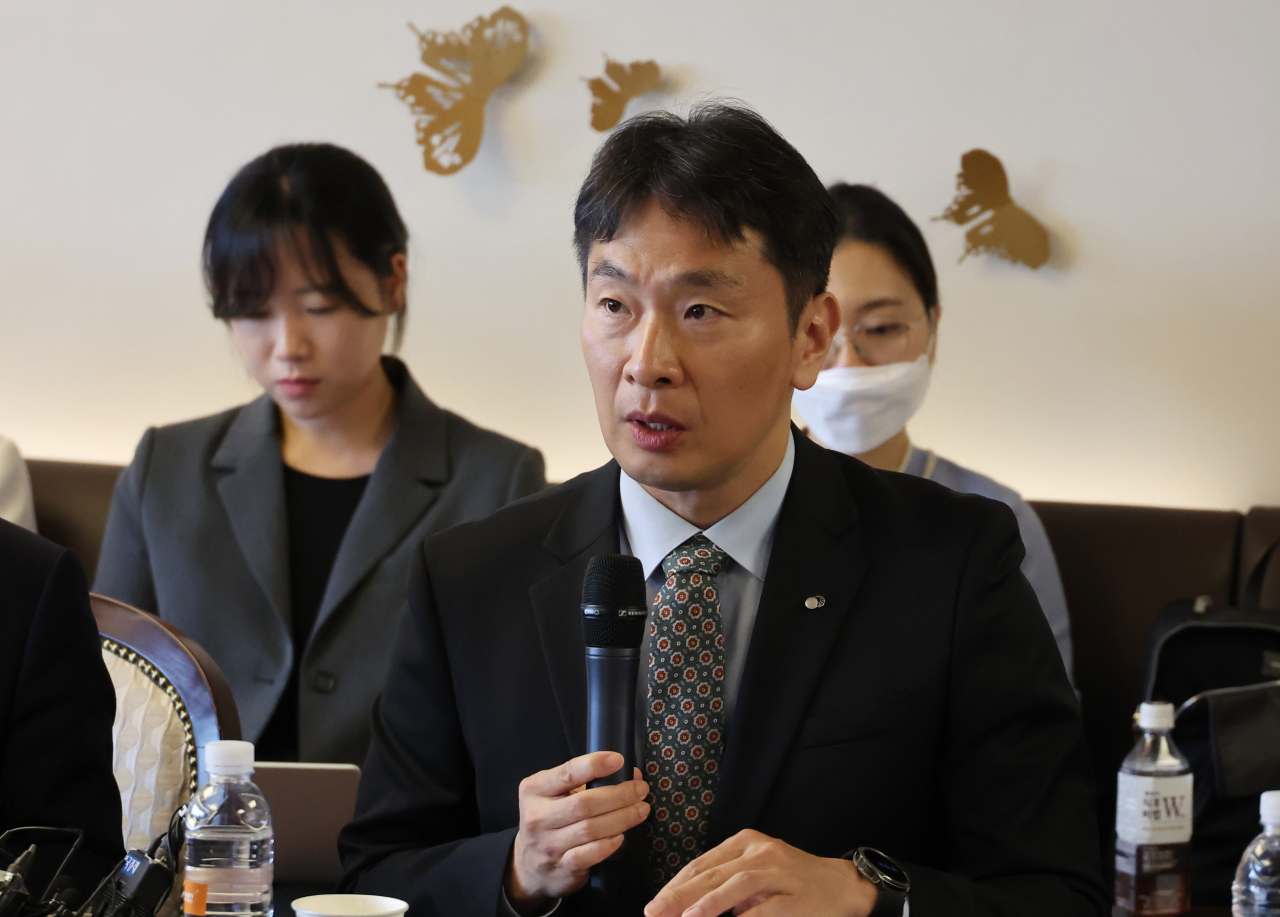 Lee Bok-hyun, head of the Financial Supervisory Service, speaks at a meeting held at Mirae Asset Financial Group's headquarters in central Seoul, Friday. (Yonhap)