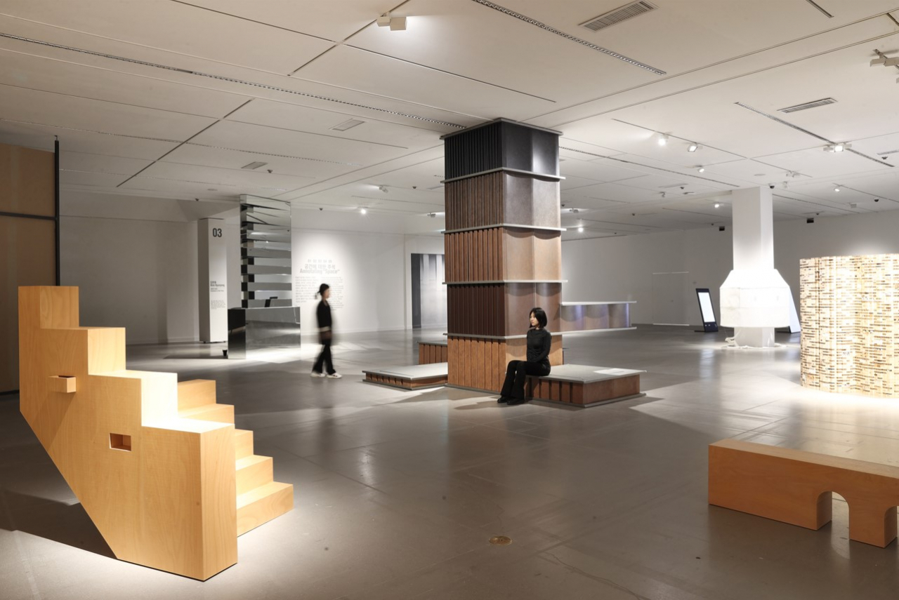 An installation view of “Young Korean Artists 2023: Annotating the Museum” at MMCA Gwacheon (MMCA)