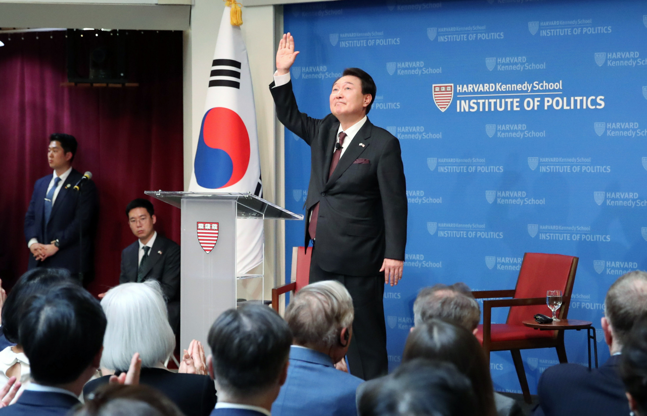 President Yoon Suk-yeol raises his hand in greeting after giving a speech at the Kennedy School of Harvard University near Boston on Friday. (Yonhap)