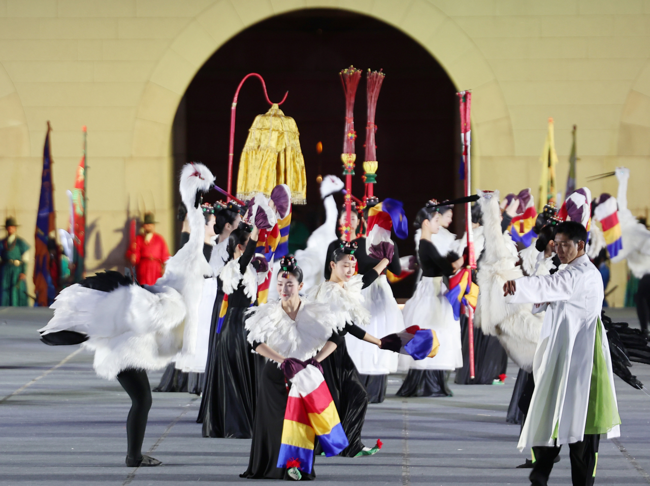 A performance marking the K-Royal Culture Festival's opening in front of the Heungnyemun gate at Gyeongbokgung in Seoul, Friday. (Yonhap)