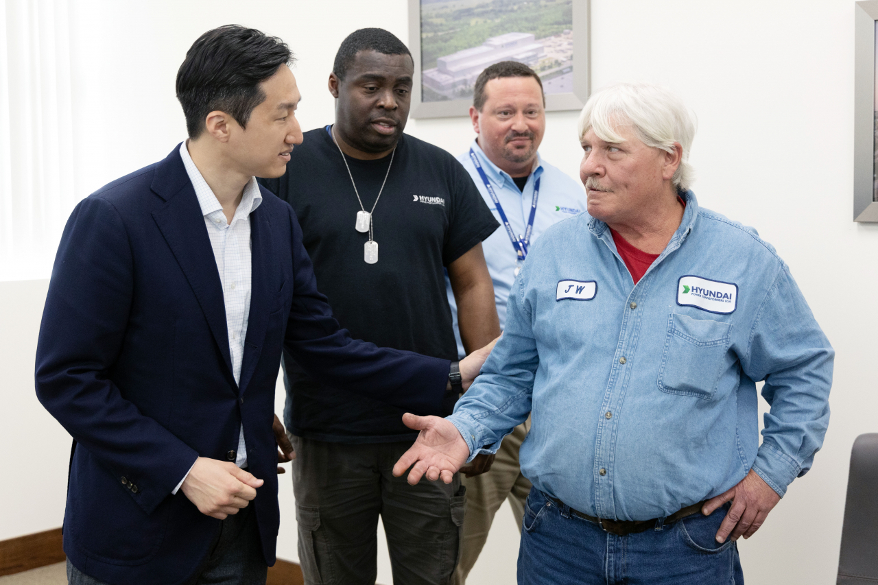 HD Hyundai CEO Chung Ki-sun (left) greets Jeffrey Warr, a HD Hyundai Electric employee and the son of a Korean War veteran, during his visit to the local operation in Alabama last week. (HD Hyundai)