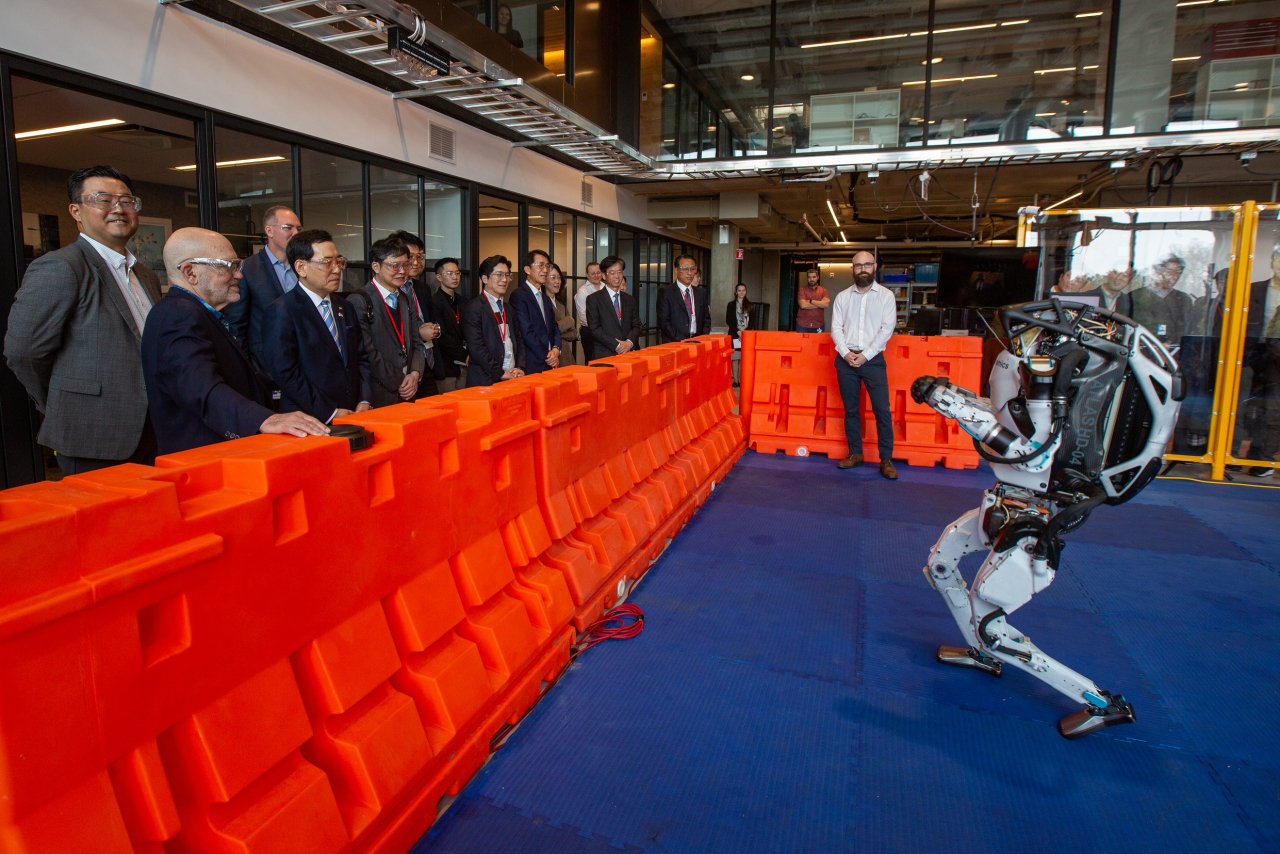South Korean Trade Minister Lee Chang-yong (second from left in the front row) watches the operation demonstration of humanoid robot Atlas at Boston Dynamics' headquarters in Waltham, Massachusetts on Friday. (Hyundai Motor Group)
