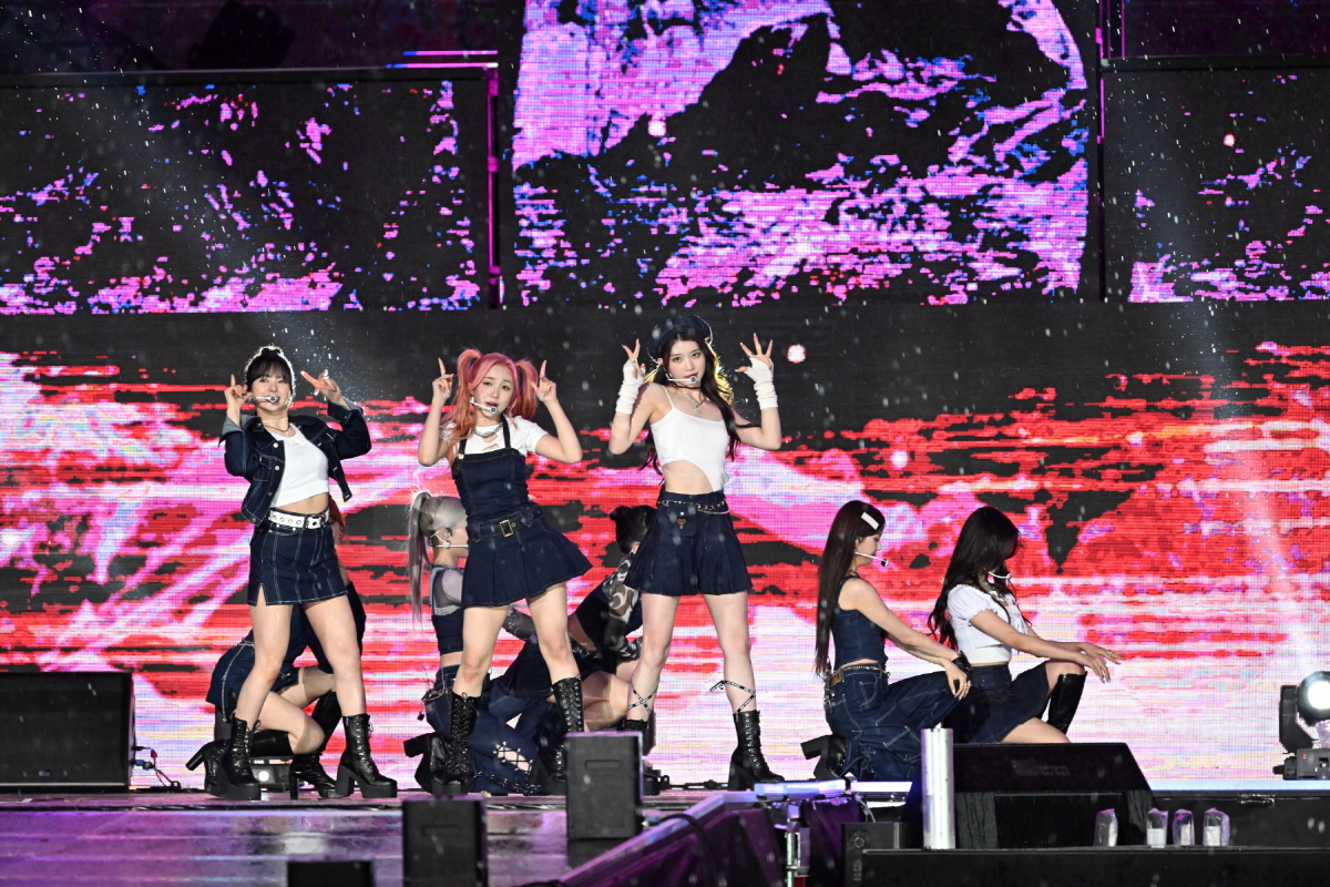 Kep1er performs at 'K-pop Super Live' at Olympic Stadium in Seoul, Sunday. (KBS)