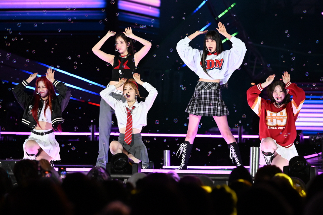 StayC performs at 'K-pop Super Live' at Olympic Stadium in Seoul, Sunday. (KBS)