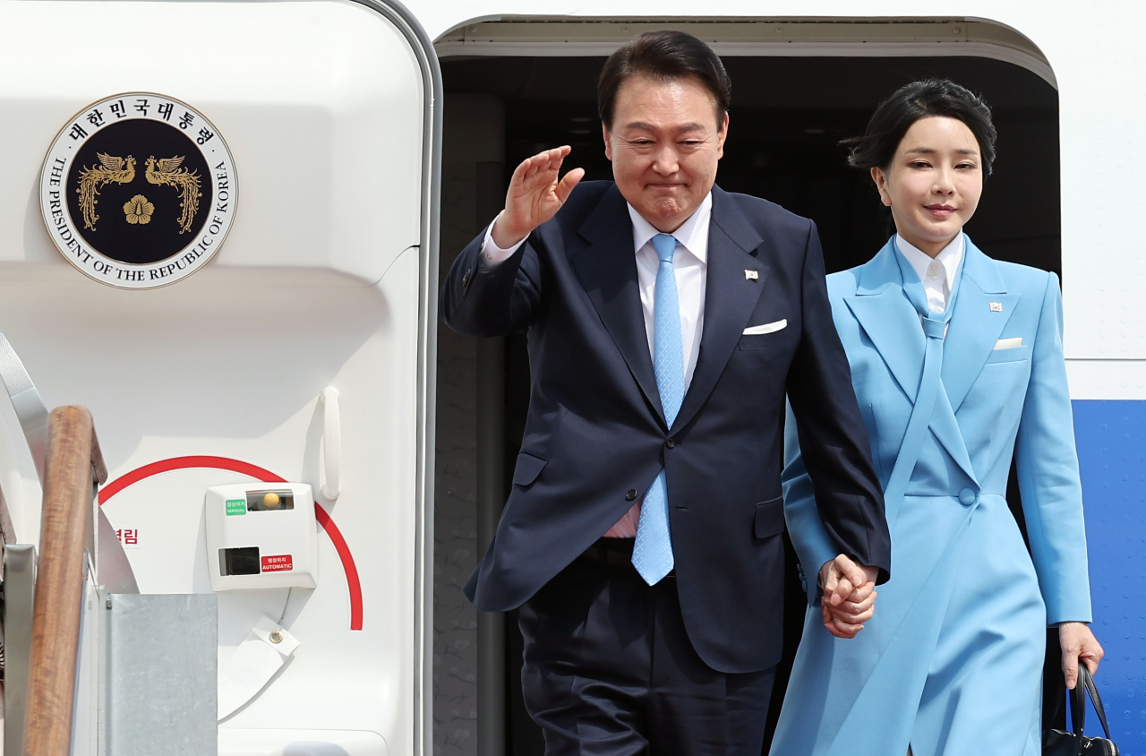 President Yoon Suk Yeol and First Lady Kim Keon-hee return on Sunday from six-day visit to Washington. (Yonhap)