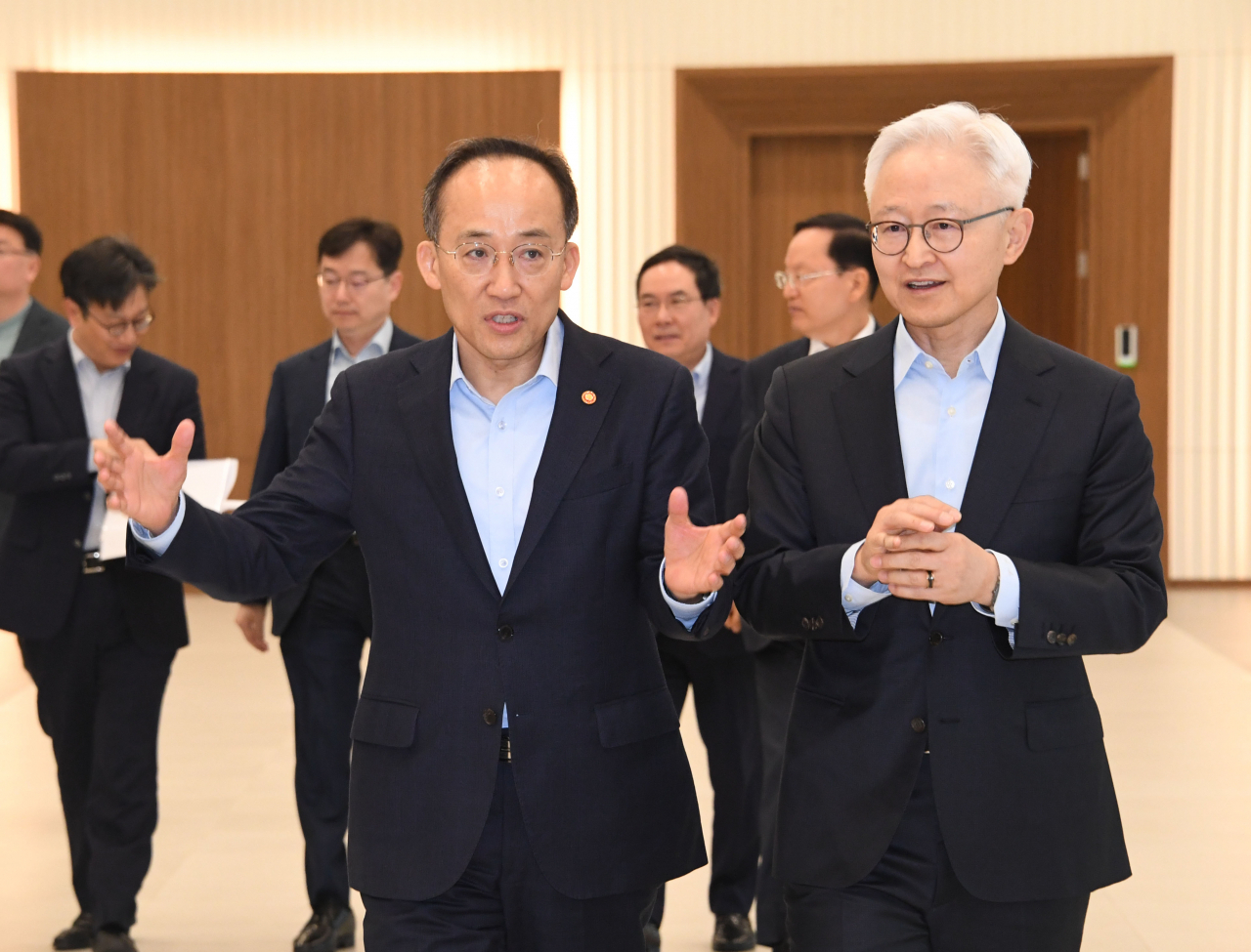 Samsung Electronics CEO Kyung Kye-hyun (right), in charge of the tech giant’s Device Solutions Division, speaks with Minister of Economy and Finance Choo Kyung-ho as they participate an event held at Samsung's Pyeongtaek campus, Gyeonggi Province, on April 7. (Yonhap)