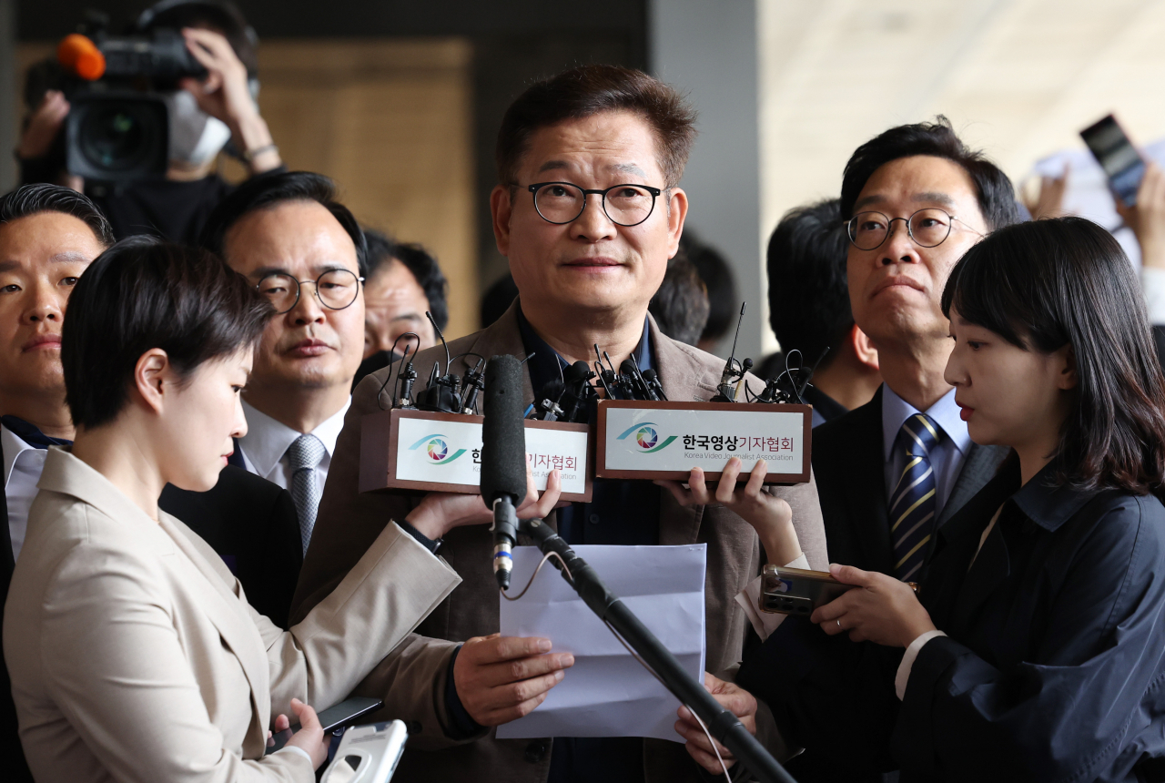Former Democratic Party of Korea Chairman Song Young-gil speaks to reporters after being denied entry at the Seoul Central District Prosecutors' Office on Tuesday. (Yonhap)