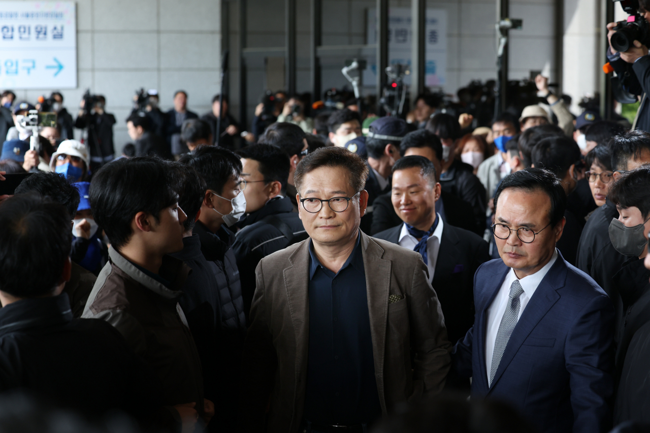 Former Democratic Party of Korea Chairman Song Young-gil walks out of the the Seoul Central District Prosecutors' Office after he was denied entry there on Tuesday. (Yonhap)