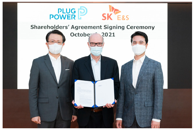 (From left) Yu Jeong-joon, CEO of SK E&S, Andy Marsh, CEO of Plug Power and Choo Hyeong-wook, CEO of SK E&S, pose for a photograph after signing the agreement to set up a joint venture in October 2021. (SK E&S)