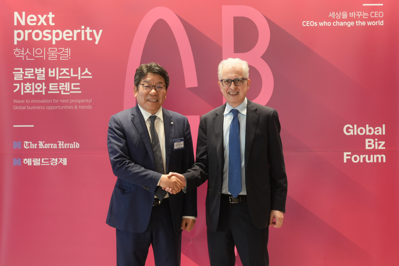 Italian Ambassador to Korea Federico Failla (right) and The Korea Herald CEO Choi Jin-young shake hands at the GBF hosted by The Korea Herald on April 19 in Jung-gu, Seoul. (Damdastudio)