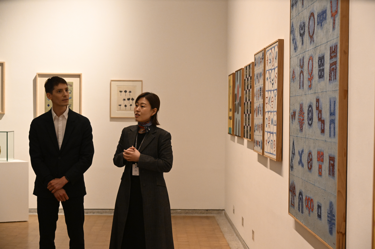Kim Kyeong-hee (right), senior curator at Whanki Museum, explains the representative works of Kim Whanki at the Korea Museum Week's press conference on Tuesday. (Korea Museum Week)