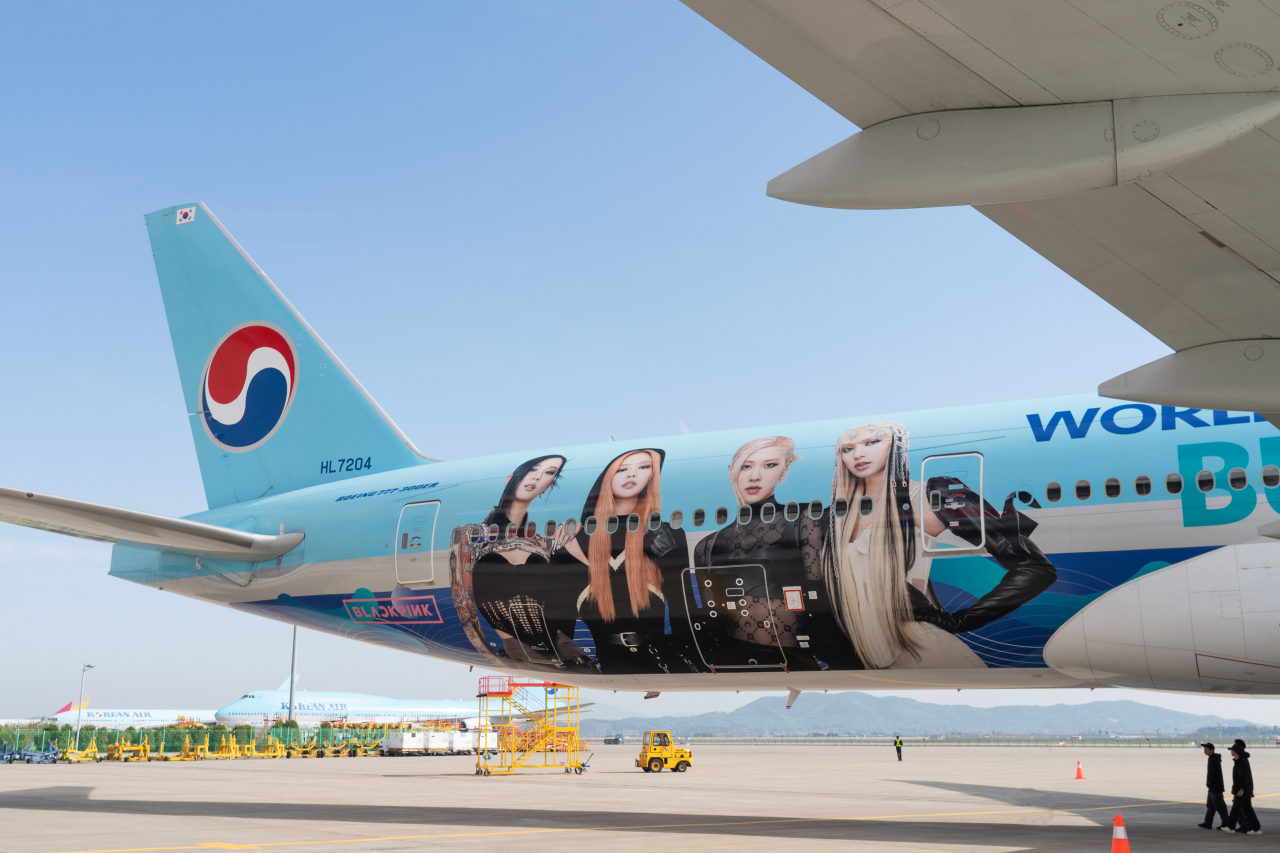 A special aircraft unveiled by Korean Air displaying a photograph of K-pop group Blackpink to promote the 2030 Busan World Expo bid (Korean Air)