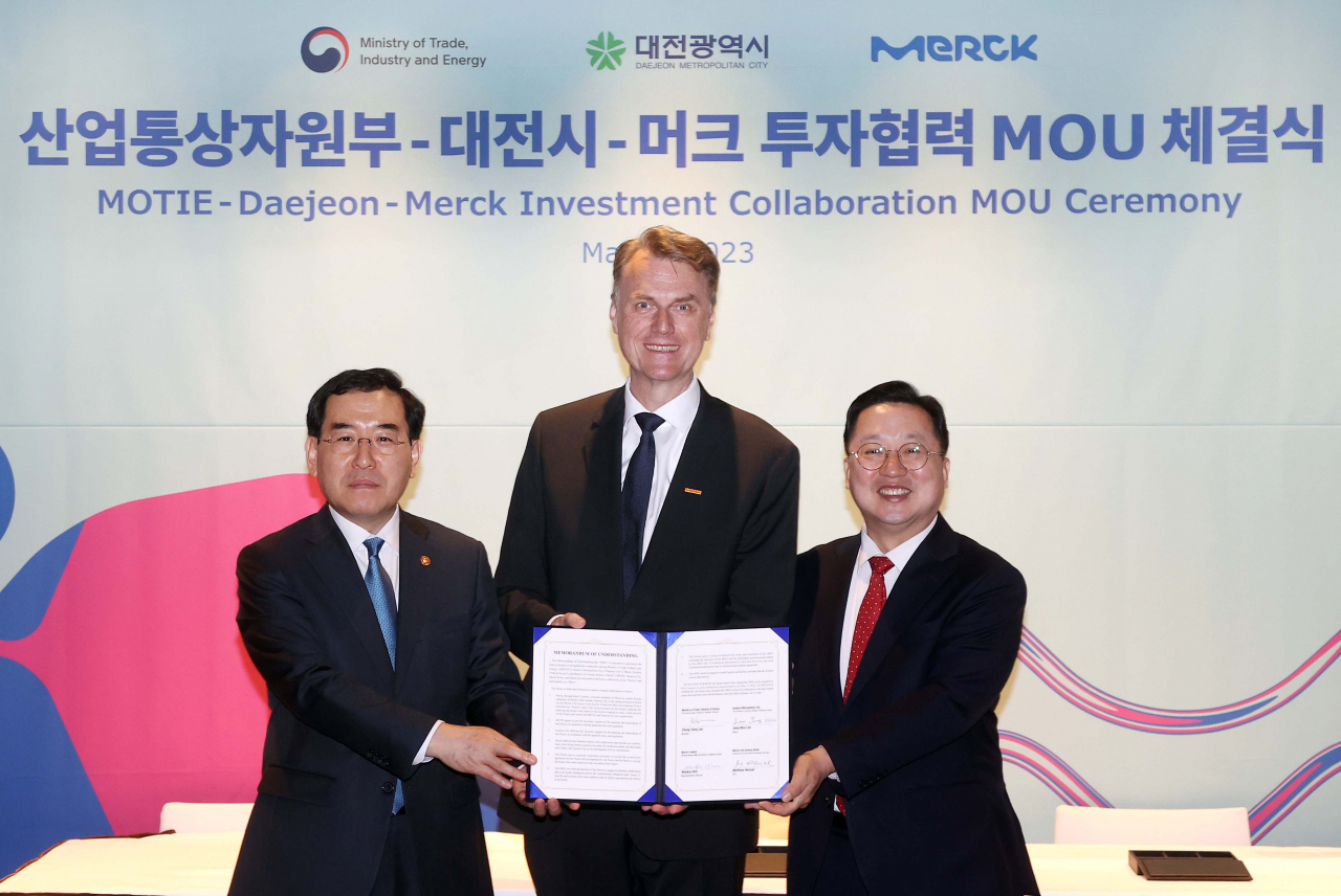 From left: Trade Minister Lee Chang-yang, Matthias Heinzel, a member of Merck's executive board and CEO of its Life Science business, and Daejeon Mayor Lee Jang-woo pose for a picture at a signing ceremony held in Daejeon. (Merck)