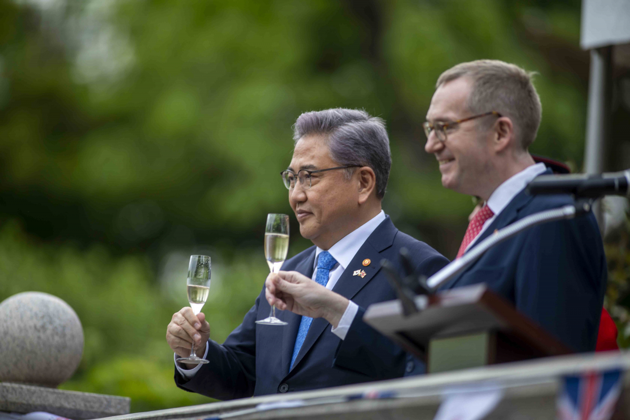 South Korean Foreign Minister Park Jin (left) and British Ambassador to Korea Colin Crooks attend a reception at the British Embassy in Seoul on Wednesday. (British Embassy Seoul)