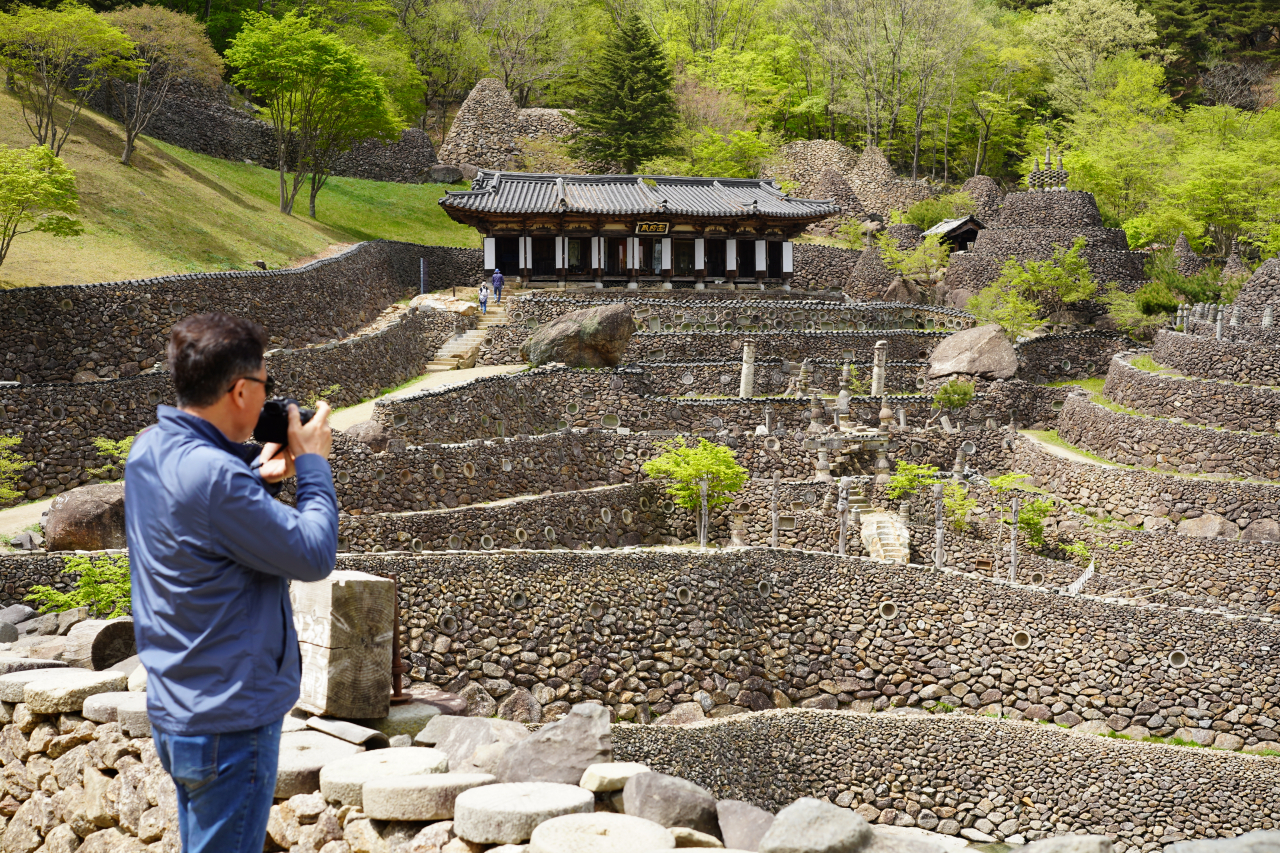 A visitor takes a photo of the shrine at Samseong-gung on April 20. (Lee Si-jin/The Korea Herald)