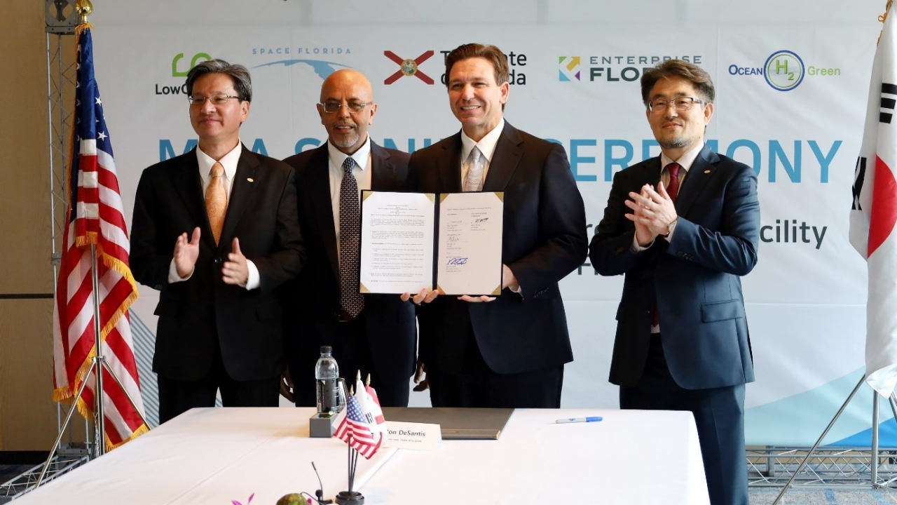 From left: Low Carbon America CEO Henry J. Jeong, vice president of Ocean Green Hydrogen Hani S. Banoub, Florida Gov. Ron DeSantis and vice president of LowCarbon Kim Seok-bung pose for a photo during a MOA signing ceremony at a hotel in Seoul, April 26. (LowCarbon)