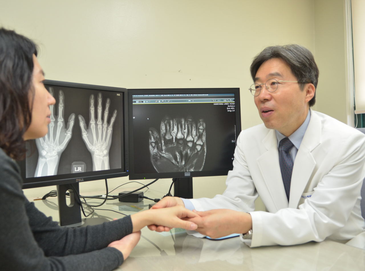 Dr. Bae Sang-cheol discusses a patient's condition at his office at Hanyang University Hospital for Rheumatic Diseases in Seoul. (Courtesy of Hanyang University Hospital for Rheumatic Diseases)