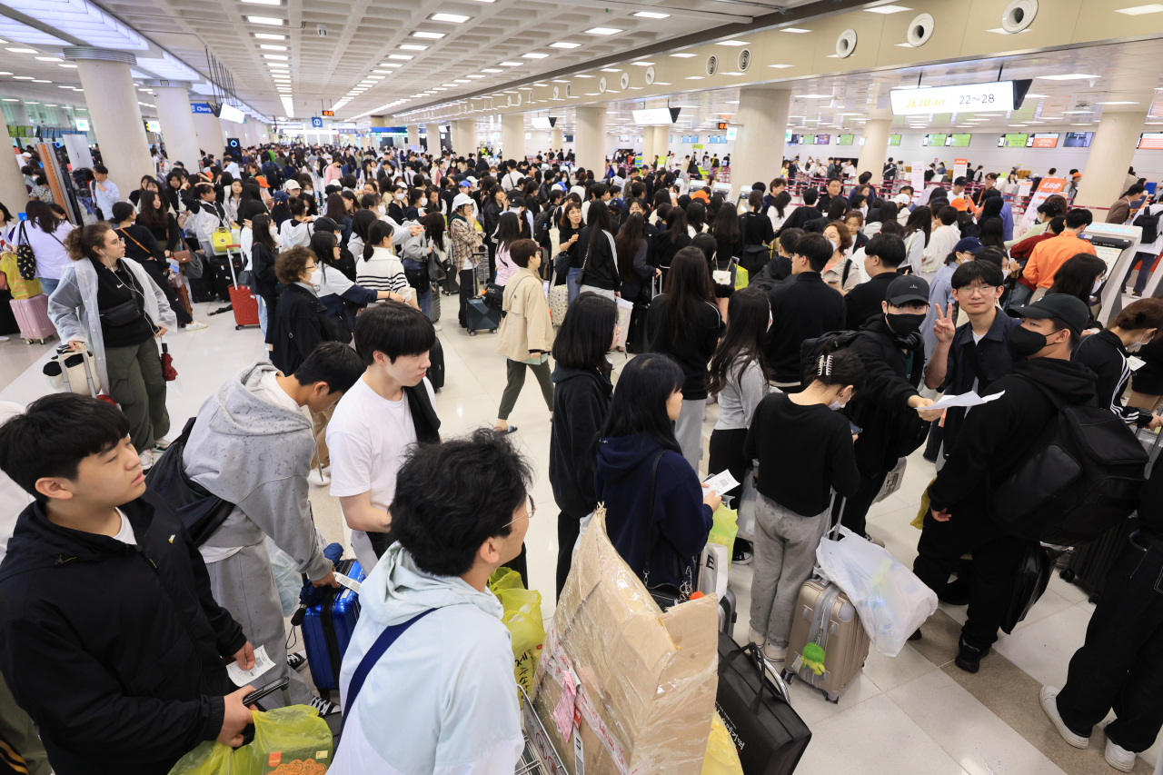 Jeju International Airport bustles with tourists on South Korea's southern Jeju Island on Friday, as torrential rains have caused flight disruptions. (Yonhap)