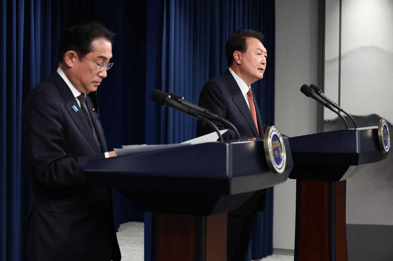 South Korean President Yoon Suk Yeol (right) and his Japanese counterpart Fumio Kishida speak at a press conference after their summit in Seoul on Sunday. (Yonhap)
