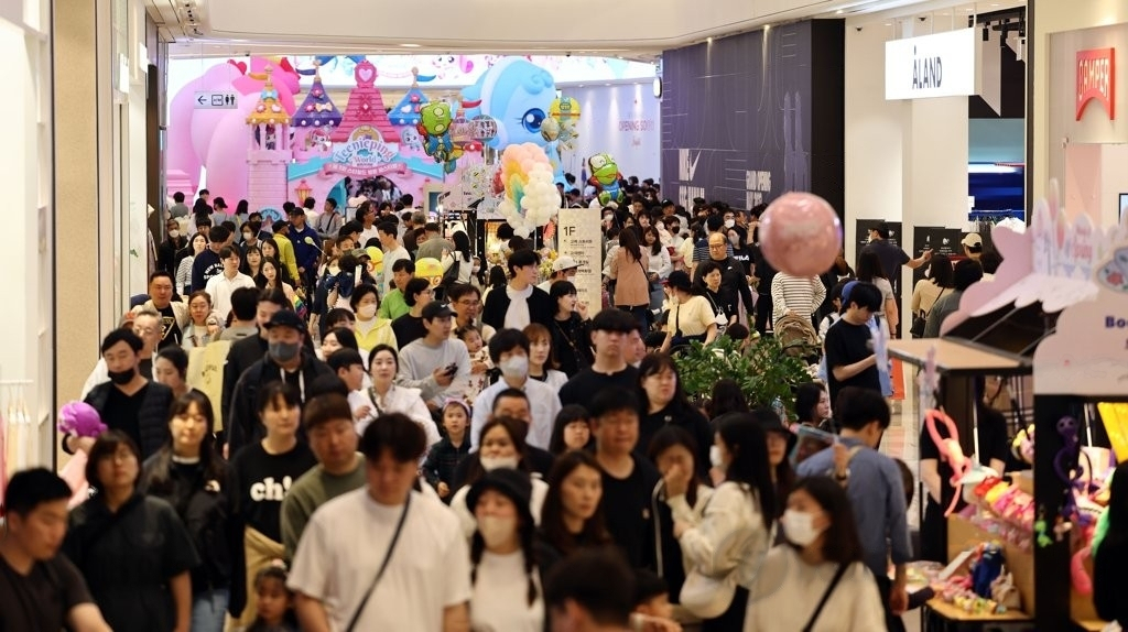 A shopping complex in Hanam, east of Seoul, is packed with people last Friday. (Yonhap)