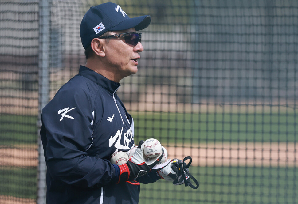 In this file photo from Feb. 21, South Korean coach Shim Jae-hak prepares for batting practice for the national team during training camp for the World Baseball Classic at Kino Sports Complex in Tucson, Arizona. (Yonhap)