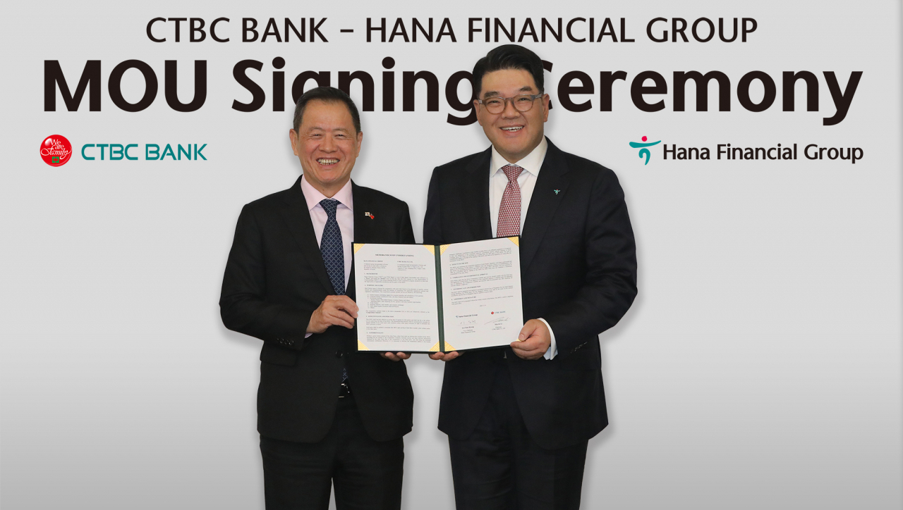 Hana Financial Group Vice Chairperson Lee Eun-hyung (right) and CTBC Bank Chairperson Morris Li pose for a photo after a signing ceremony in Cheongna, Incheon, Thursday. (Hana Financial Group)