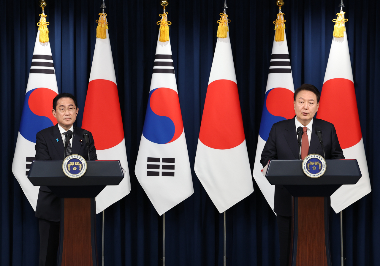 President Yoon Suk Yeol (right) and Japanese Prime Minister Fumio Kishida speak during a press conference following talks at South Korea’s presidential office in Seoul on Sunday. (Yonhap)