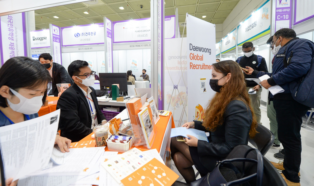 A recruiter for a Korean company interviews a job seeker at the 2022 Job Fair for International Students hosted by the state-run Korea Trade-Investment Promotion Agency (KOTRA) at COEX, Seoul, Oct. 21, 2022. (KOTRA)