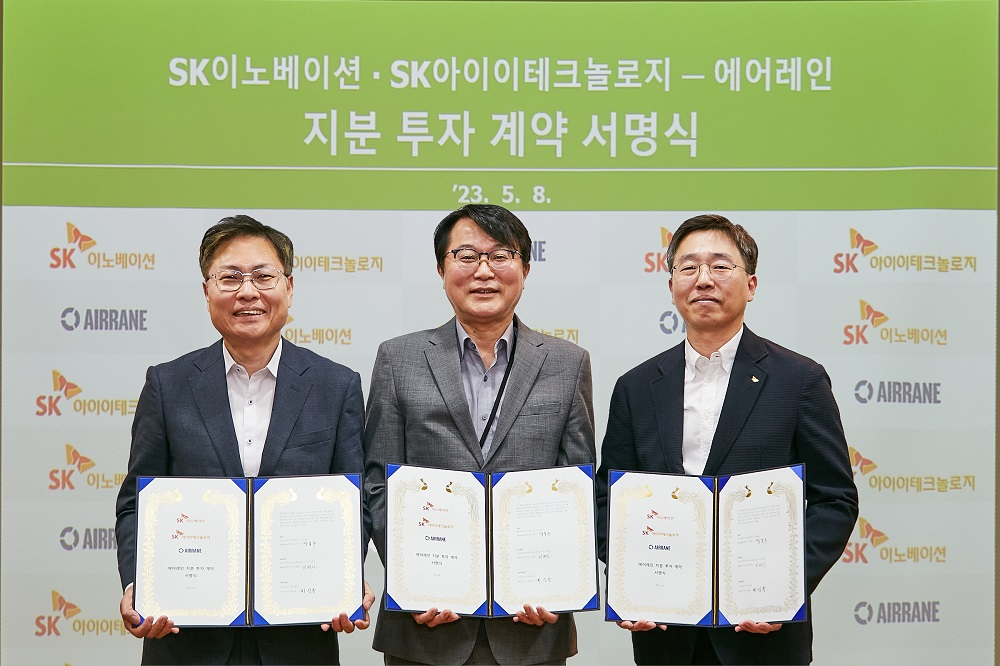(From left) Kang Dong-soo, head of SK Innovation's portfolio divisional group; Ha Seong-yong, CEO of Airrane; and Lee Byoung-in, head of SK IE Technology's corporate strategy and business office, hold up the SK companies' agreement to invest in Airrane during a signing ceremony in Seoul on Monday. (SK Innovation)
