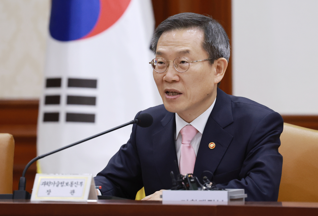 Minister of Science and ICT Lee Jong-ho speaks at a meeting in Seoul on April 21. (Yonhap)