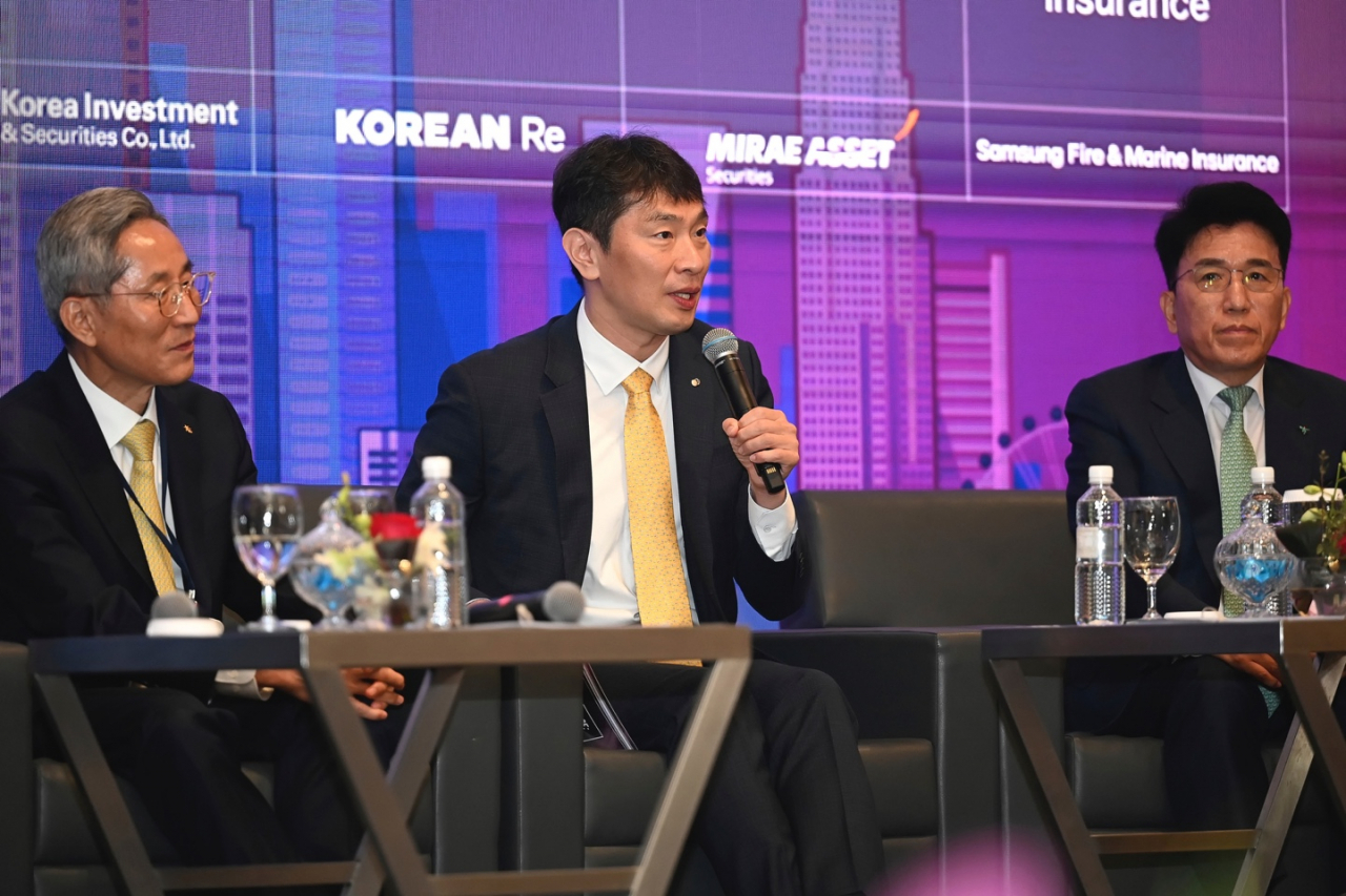Financial Supervisory Service Gov. Lee Bok-hyun (center) talks at an 