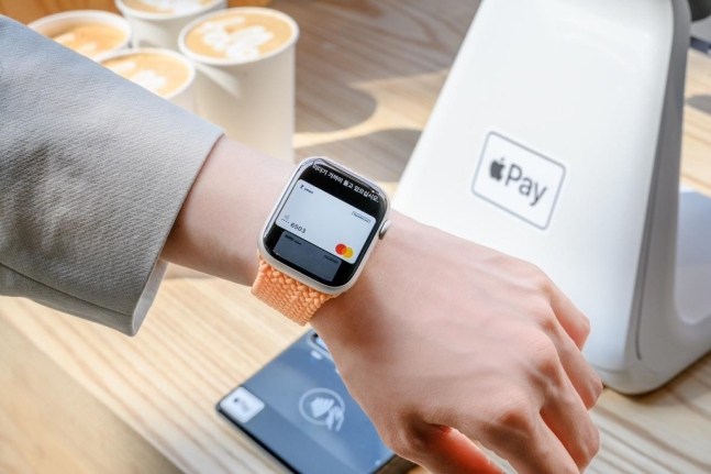 This photo shows a customer using Apple Watch to make payment through Apple Pay (Hyundai Card)