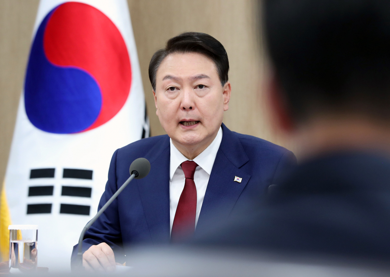 President Yoon Suk Yeol delivers a speech during a Cabinet meeting held in his office in Seoul Tuesday. (Yonhap)