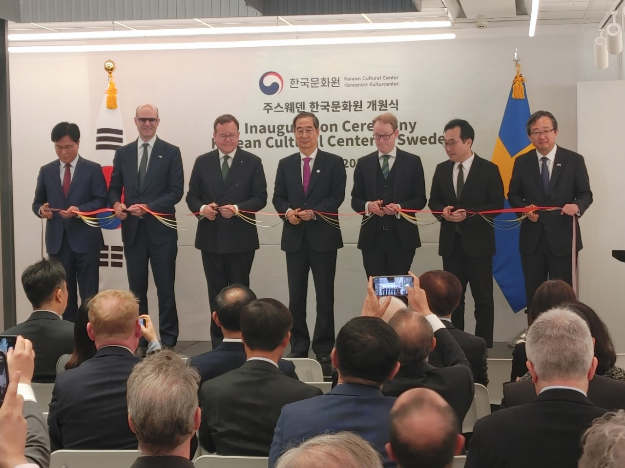 From left: Korean Culture and Information Service Director Kim Jang-ho, Swedish Ambassador to Korea Daniel Wolven, Stockholm City Council President Olle Burell, South Korean Prime Minister Han Duck-soo, Swedish Minister of Foreign Affairs Tobias Billstrom, South Korean Second Vice Minister of Foreign Affairs Lee Do-hoon and Korean Ambassador to Sweden Chung-Byung-won pose at a ribbon-cutting ceremony for the Korean Cultural Center Stockholm in Sweden's capital on Monday. (South Korean Culture Ministry)