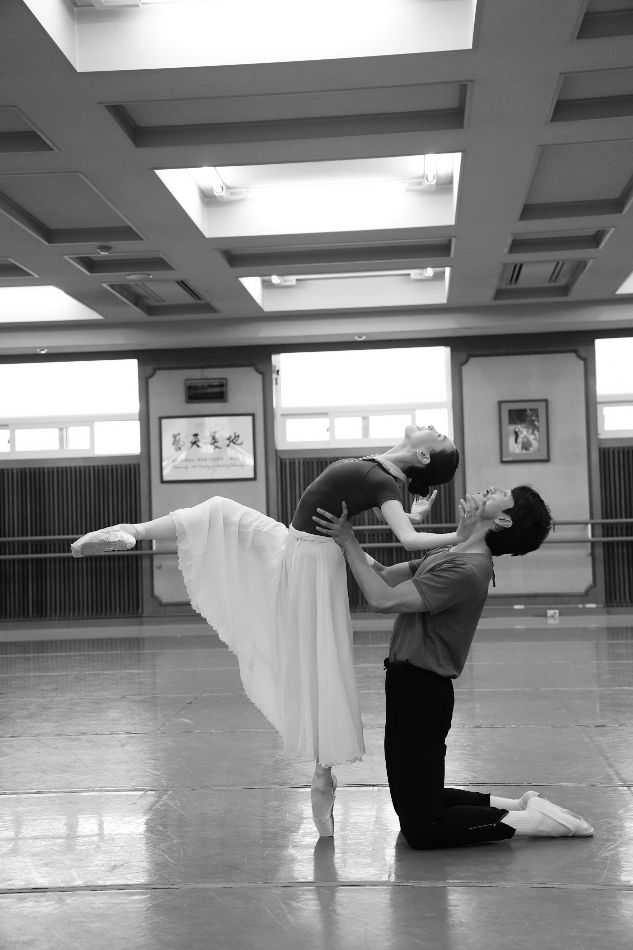 Dancers Hong Hyang-gee and Lee Dong-tak practice 