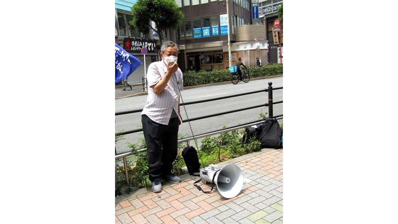 This photo shows Takashi Ozawa staging a protest outside Sanken Electric Co.'s headquarters in the Saitama Prefecture, Japan, in 2021. (Rep. Youn Mee-hyang/ The Korean Council)