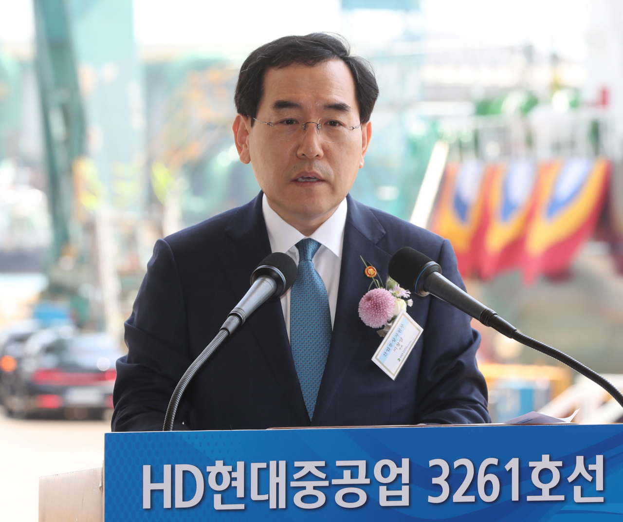 South Korean Minister of Trade, Industry and Energy Lee Chang-yang delivers a celebratory speech during the naming ceremony of HD Hyundai's liquefied natural gas bunker vessel Blue Whale in Ulsan, Wednesday. (Yonhap)