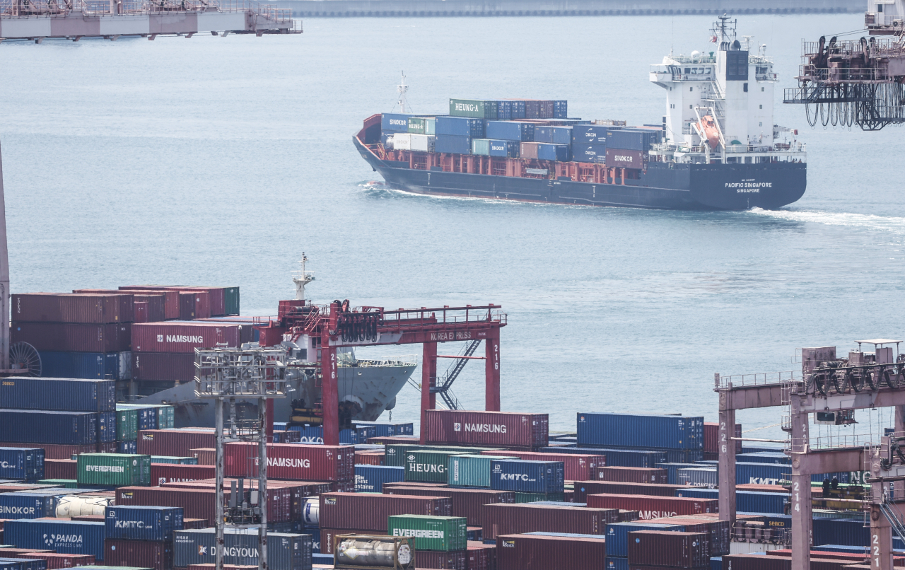 A container barge leaves port of Busan on Wednesday. (Yonhap)