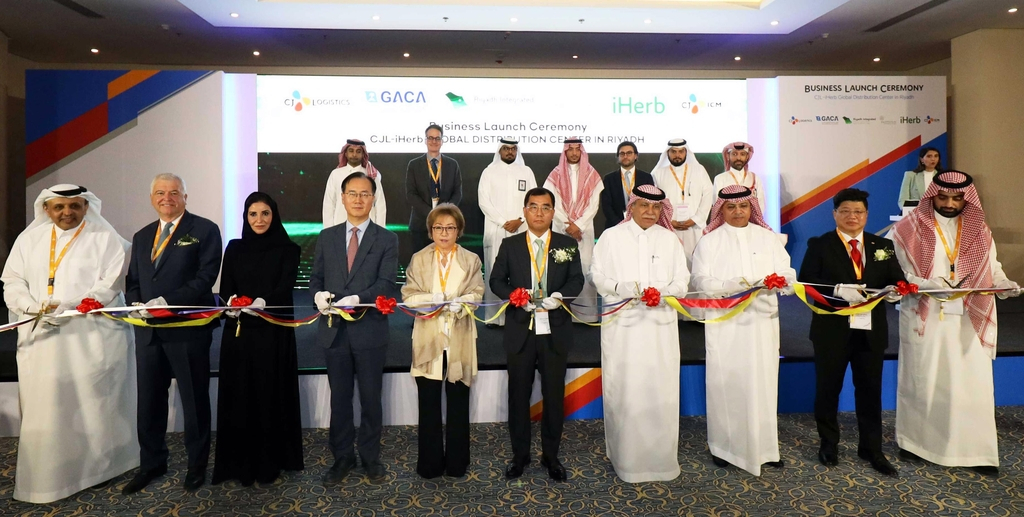 South Korean ambassador to Saudi Arabia Park Joon-yong (fourth from left), iHerb COO Miriee Chang (fifth from left), CJ Logistics CEO Kang Sin-ho (sixth from left), Minister of Commerce Majid bin Abdullah Al-Qasabi (fourth from right) and the General Authority of Civil Aviation President Abdulaziz Al-Duailej (third from right) pose for a picture at a business launch event held at Riyadh Marriott Hotel in Saudi Arabia, Wednesday. (CJ Logistics)
