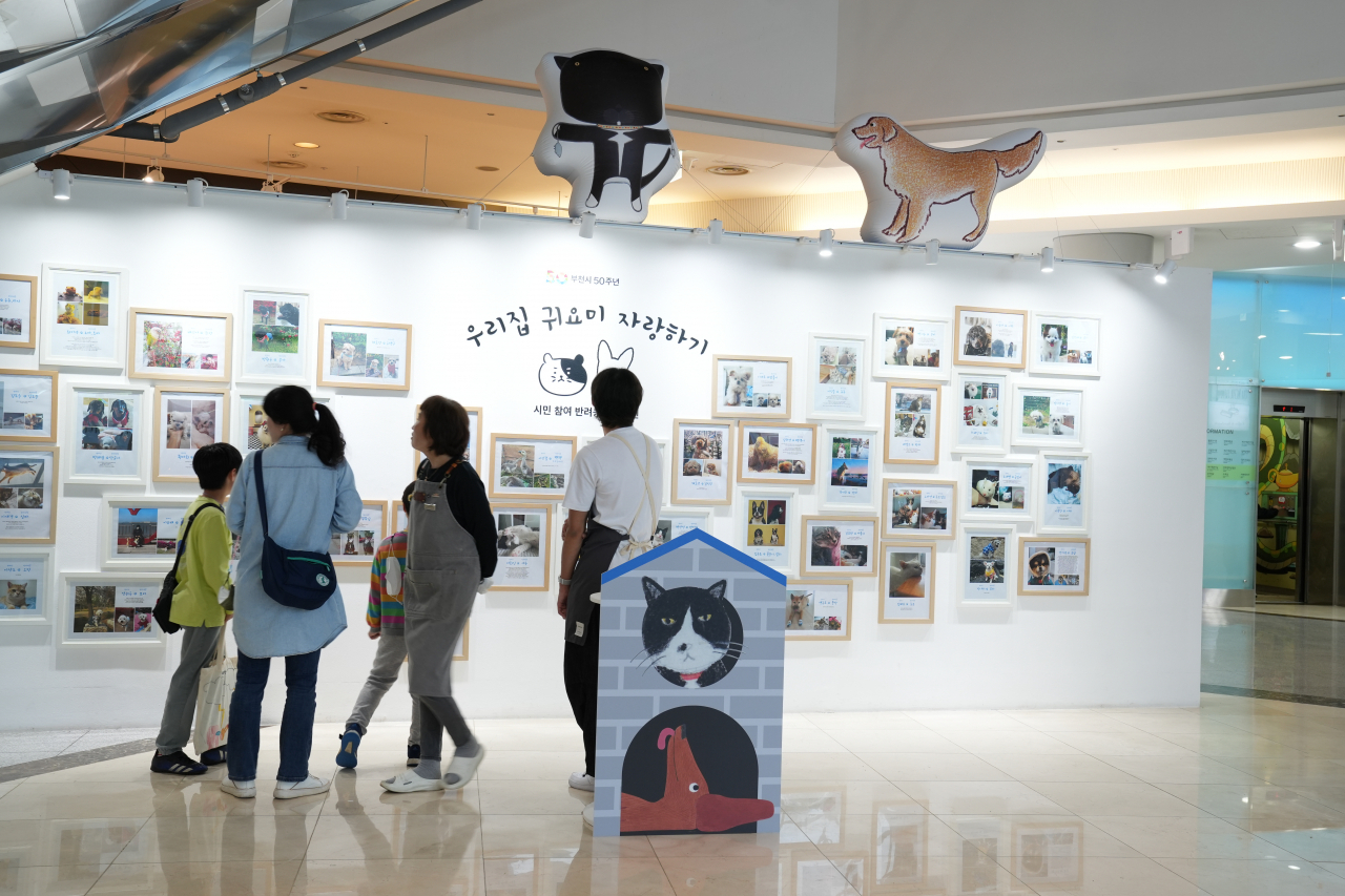Visitors enjoy a pet-themed exhibition at the Korea Manhwa Museum in Bucheon, Gyeonggi Province. (Korea Manhwa Contents Agency)