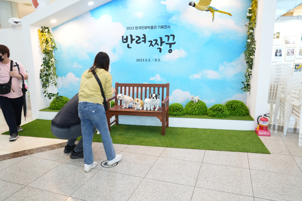 Visitors enjoy a pet-themed exhibition at the Korea Manhwa Museum in Bucheon, Gyeonggi Province. (Korea Manhwa Contents Agency)