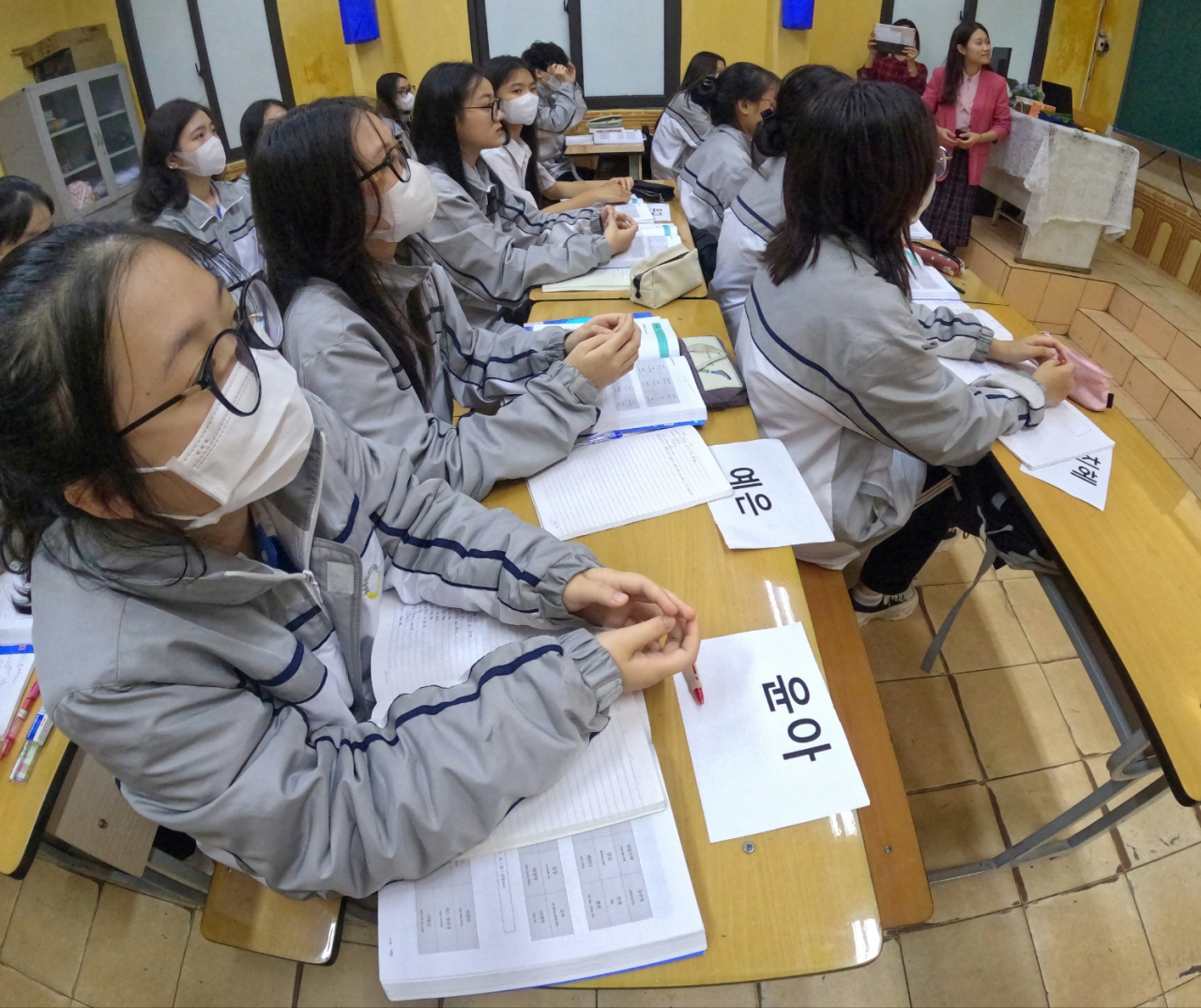한국어 이름표를 가지고 수업에 참여하는 마리퀴리고 10학년 학생들