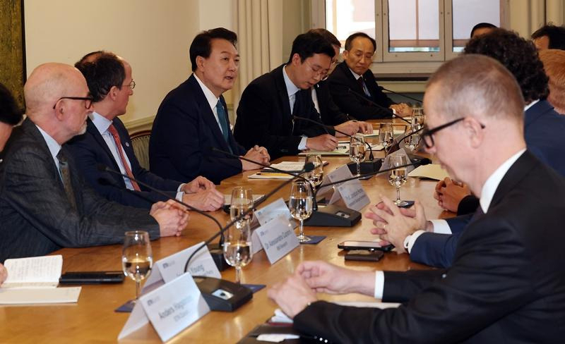 President Yoon Suk Yeol meets with quantum scientists at the Swiss Federal Institute of Technology in Zurich in January 2023. (Yonhap)