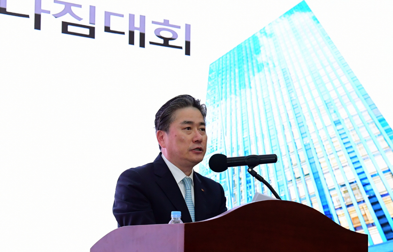Korea Electric Power Corp. President and CEO Cheong Seung-il speaks at a company conference announcing a self-relief measures at the Kepco headquarters in Naju, South Jeolla Province on Friday. (Kepco)