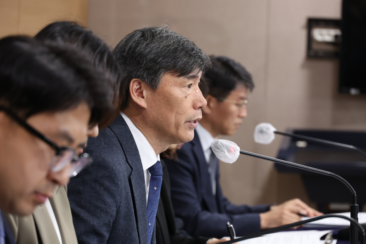 Park Ku-yeon (center), first vice minister of government policy coordination, speaks at a press conference at the Government Complex Seoul on Friday. (Yonhap)