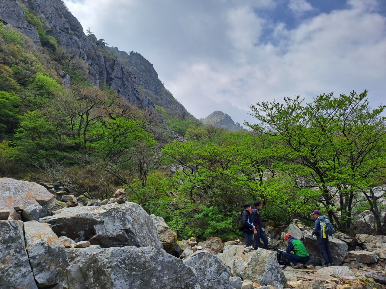 Hikers take a break along Gohaeng-gil on April 16. (Lee Si-jin/The Korea Herald)