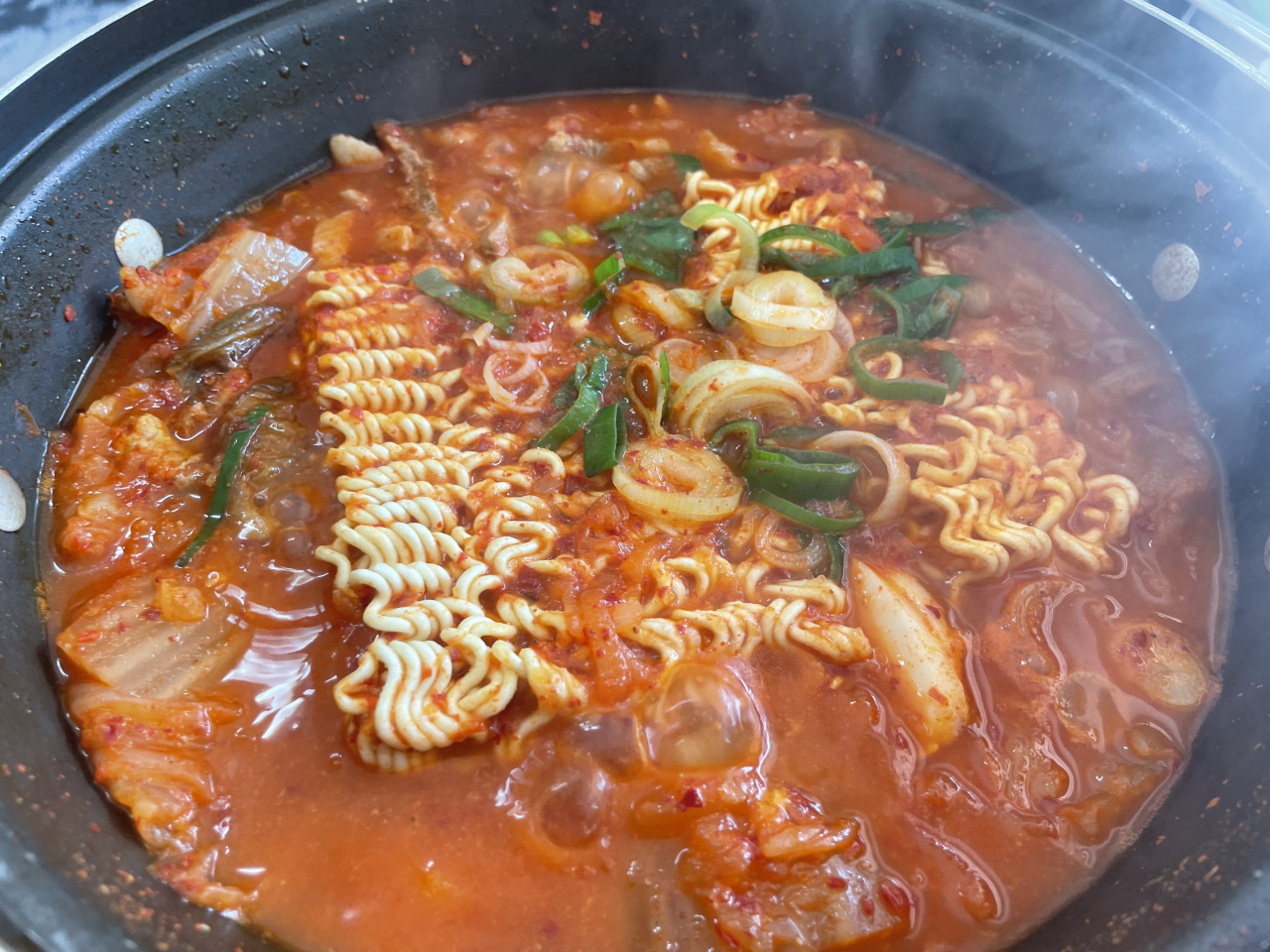 Jangeo Gui's kimchi jjigae (Kim Da-sol/The Korea Herald)