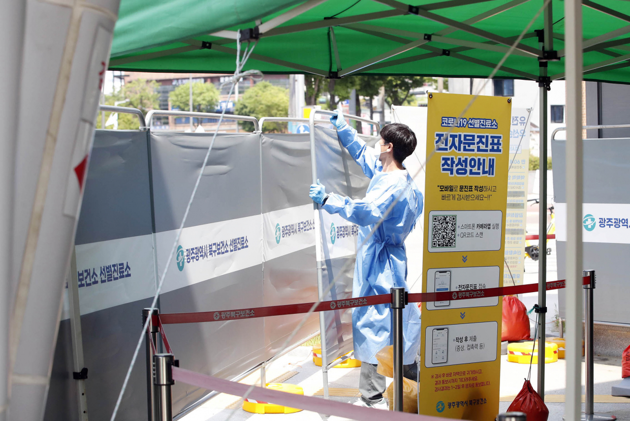 South Korea's new coronavirus cases stay below 20,000 for the second consecutive day on Saturday. (Yonhap)