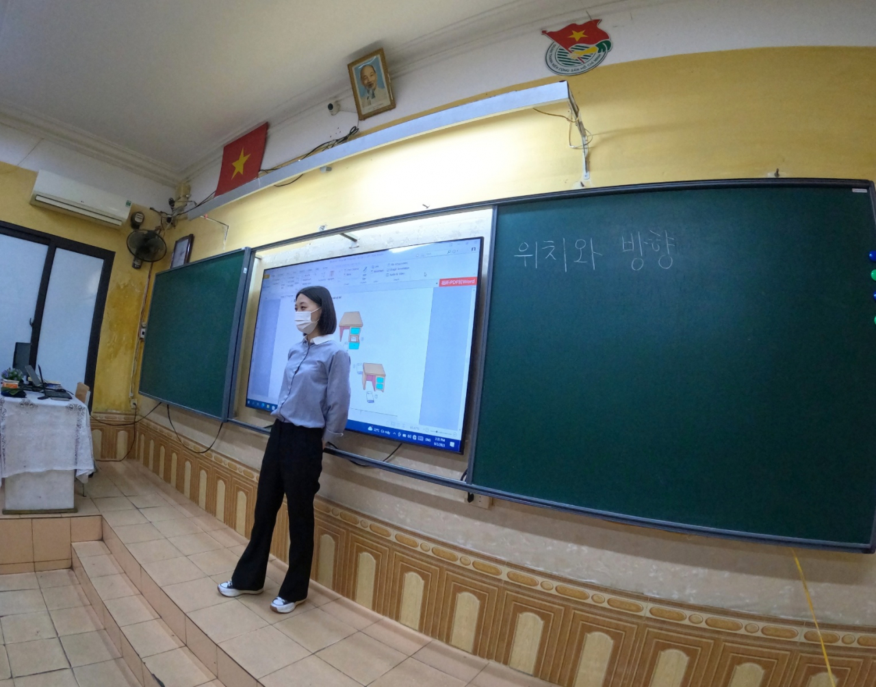 Yang Su-yeon, a Korean language teacher at Marie Curie High School teaches Korean phrases about directions on Feb. 9, 2023. (Choi Jae-hee / The Korea Herald)